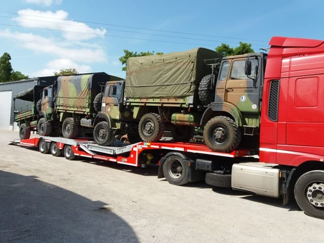 Chargement de camions militaires pour exportation vers l'Afrique