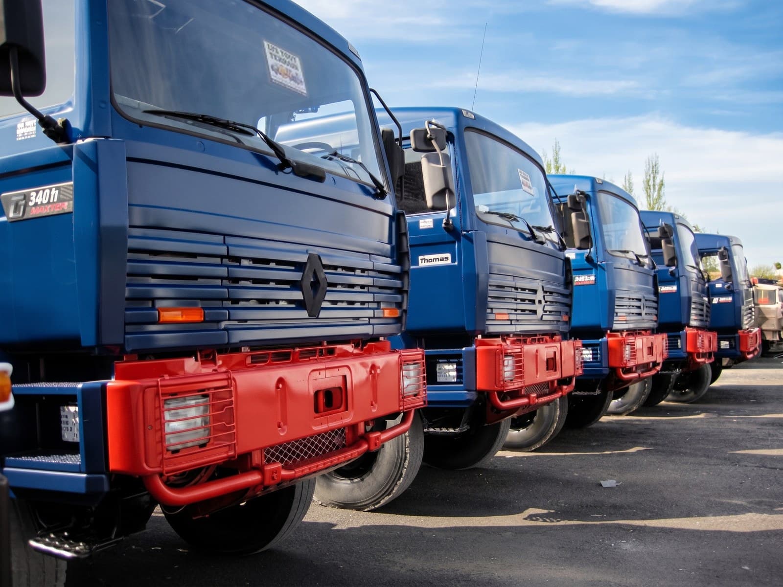 Exportation de camions militaires vers l'Afrique — port de chargement