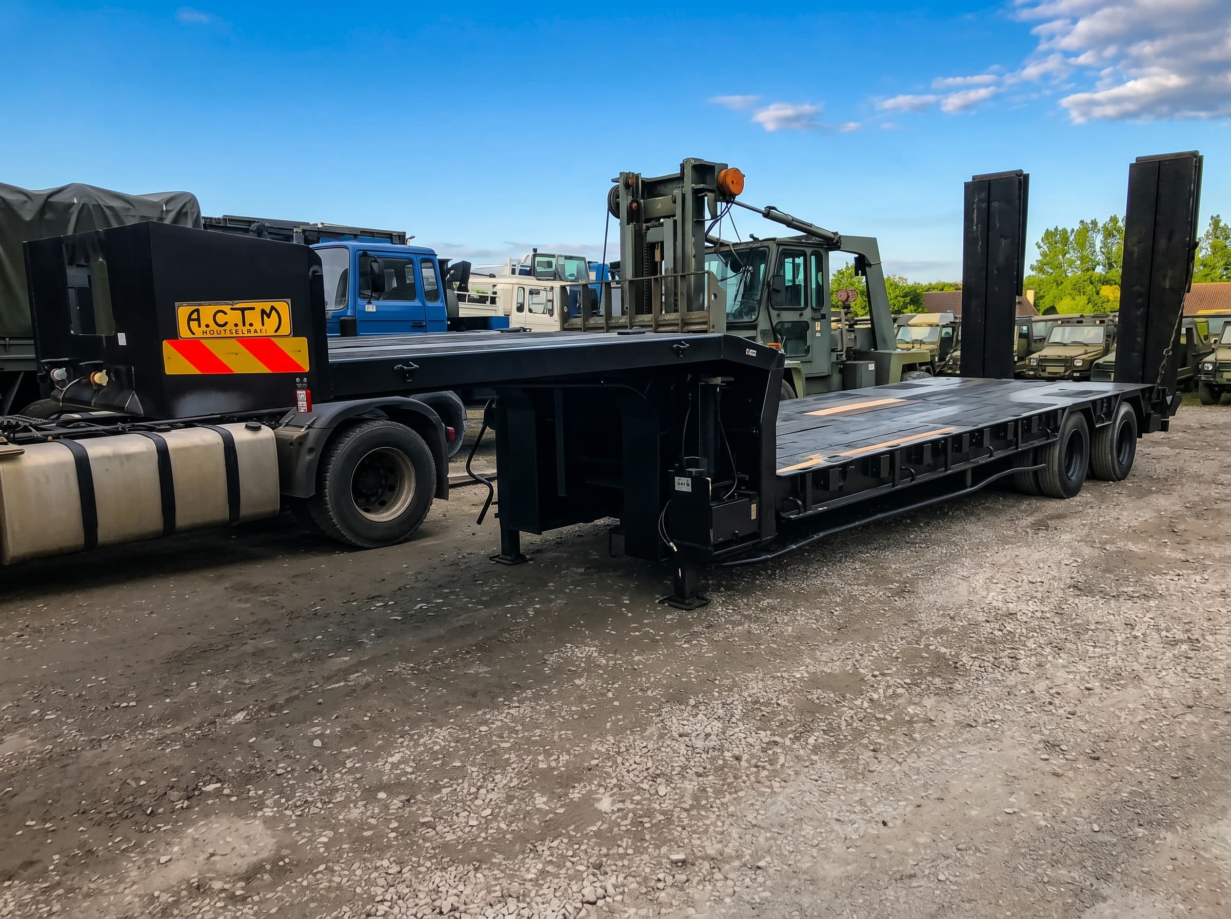 SEMI REMORQUE PORTE ENGIN ACTM 2 ESSIEUX