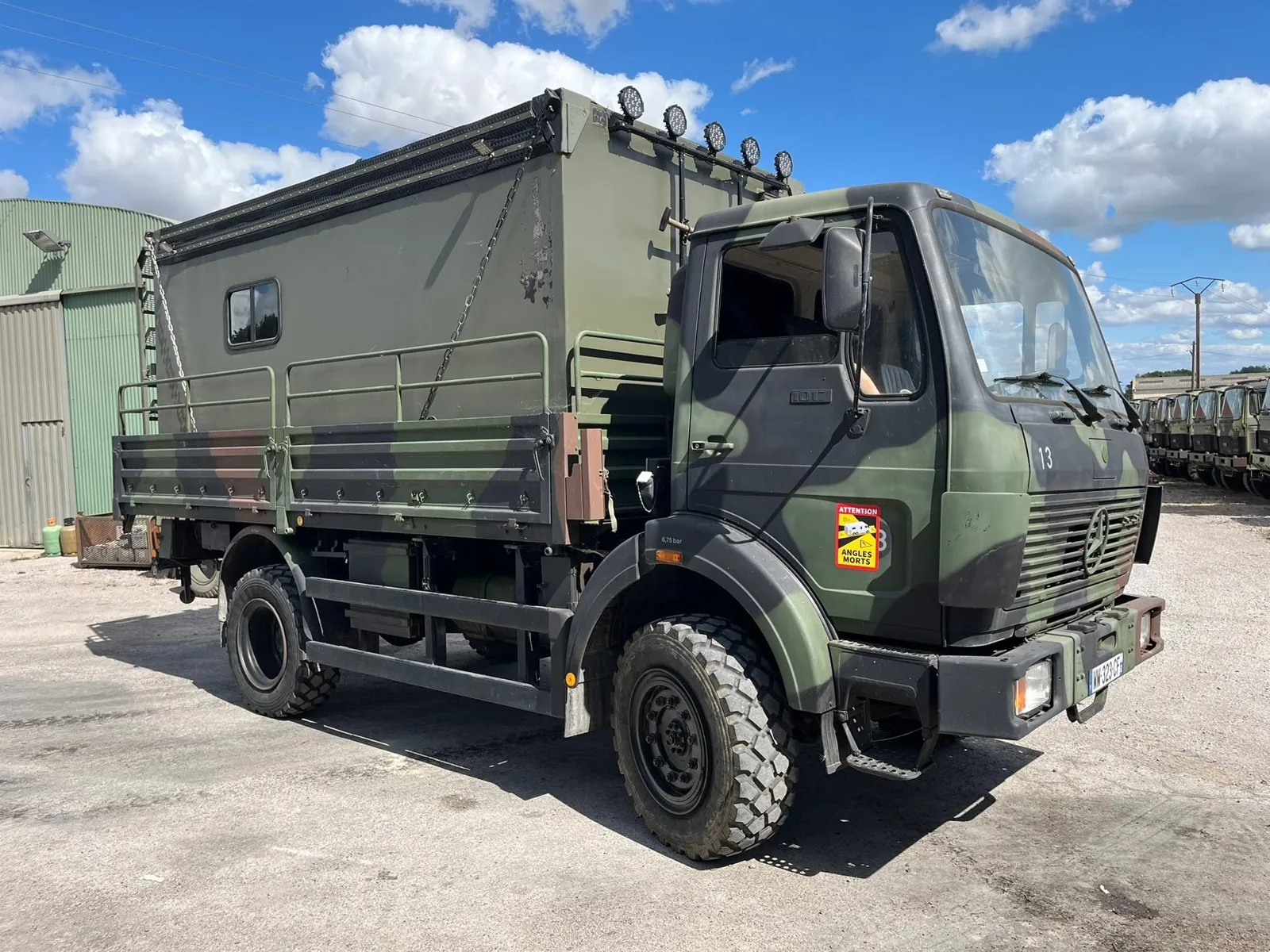 Camion 4x4 militaire aménagé : Mercedes 1017 AK et Renault S170