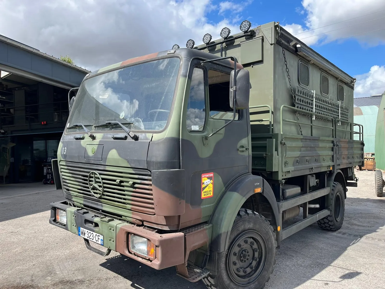 Mercedes 1017 AK vu de l’avant gauche, rampe de phares sur le toit du shelter