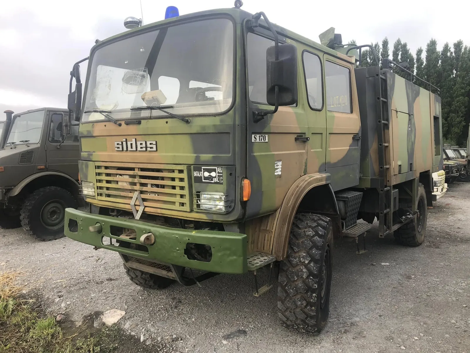 Renault S170 4x4 double cabine camouflé, calandre marquée Sides, gyrophare bleu sur le toit