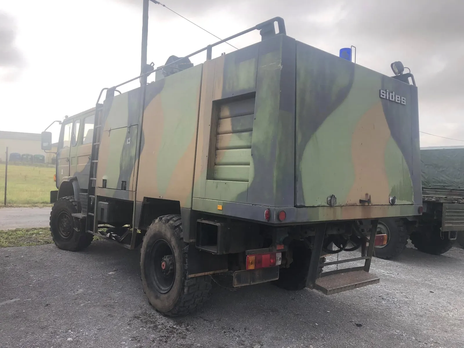 Renault S170 vu de l’arrière gauche, carrosserie à coffres et galerie de toit