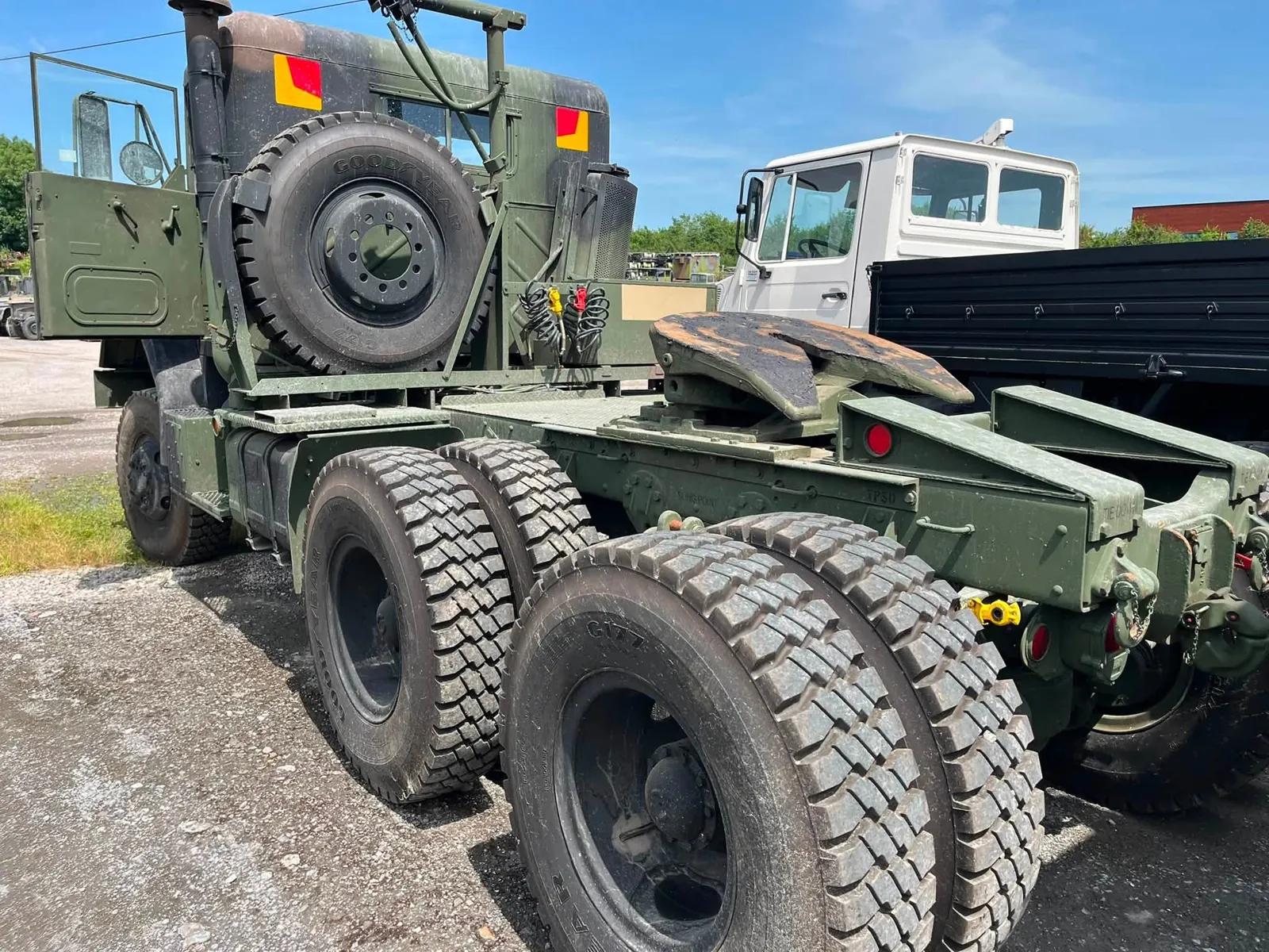 Arrière du tracteur M931 : sellette d’attelage, roue de secours derrière la cabine