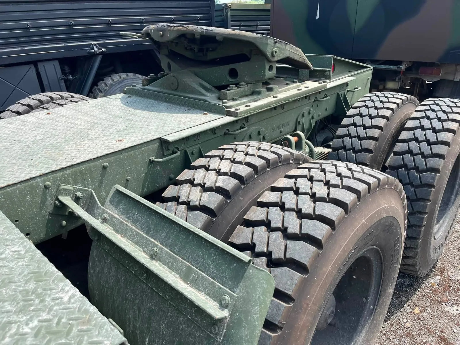 Gros plan sur la sellette et les roues jumelées arrière du tracteur M931