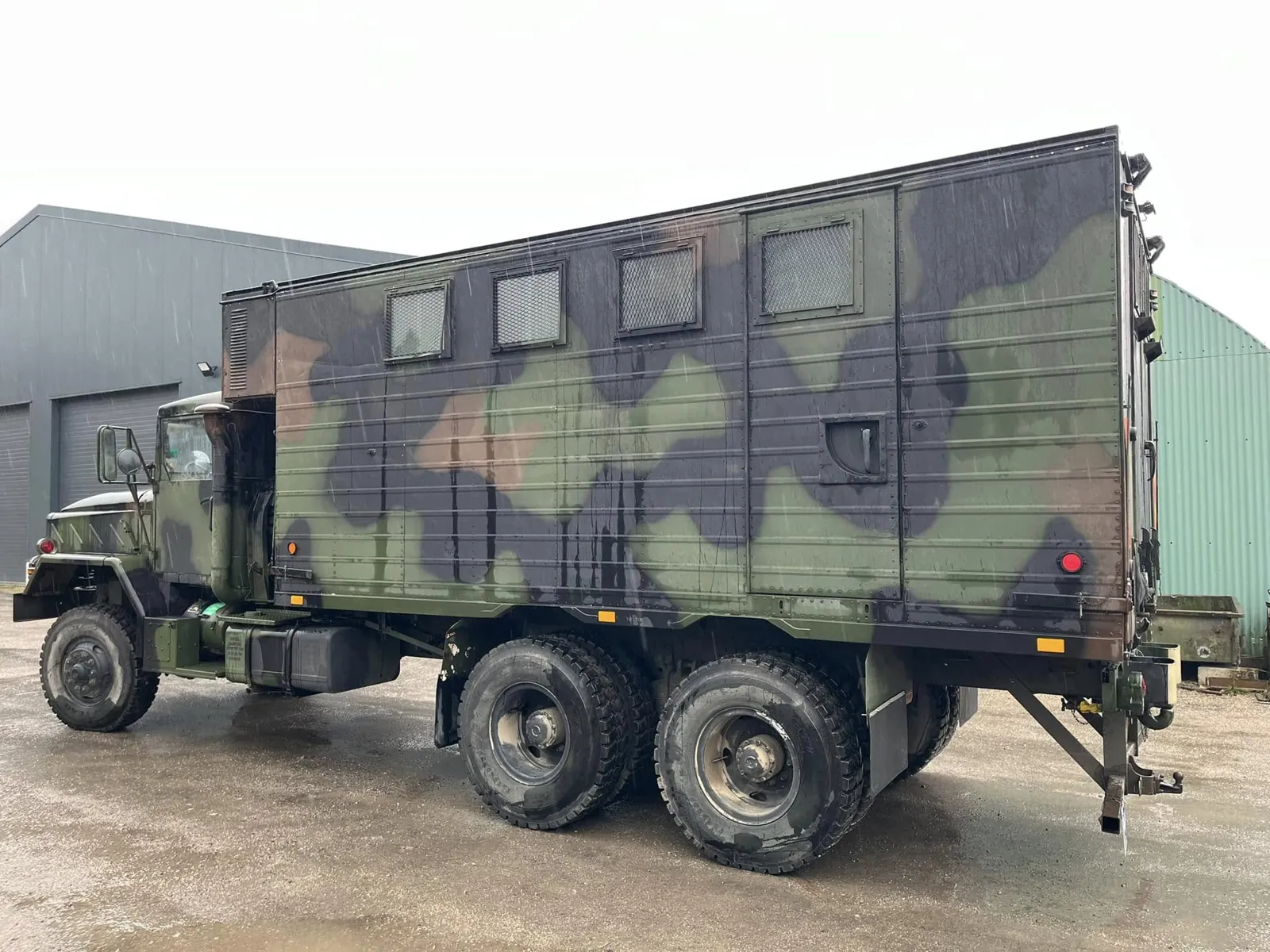 Caisse du M934 vue de trois quarts arrière, avec ses fenêtres grillagées
