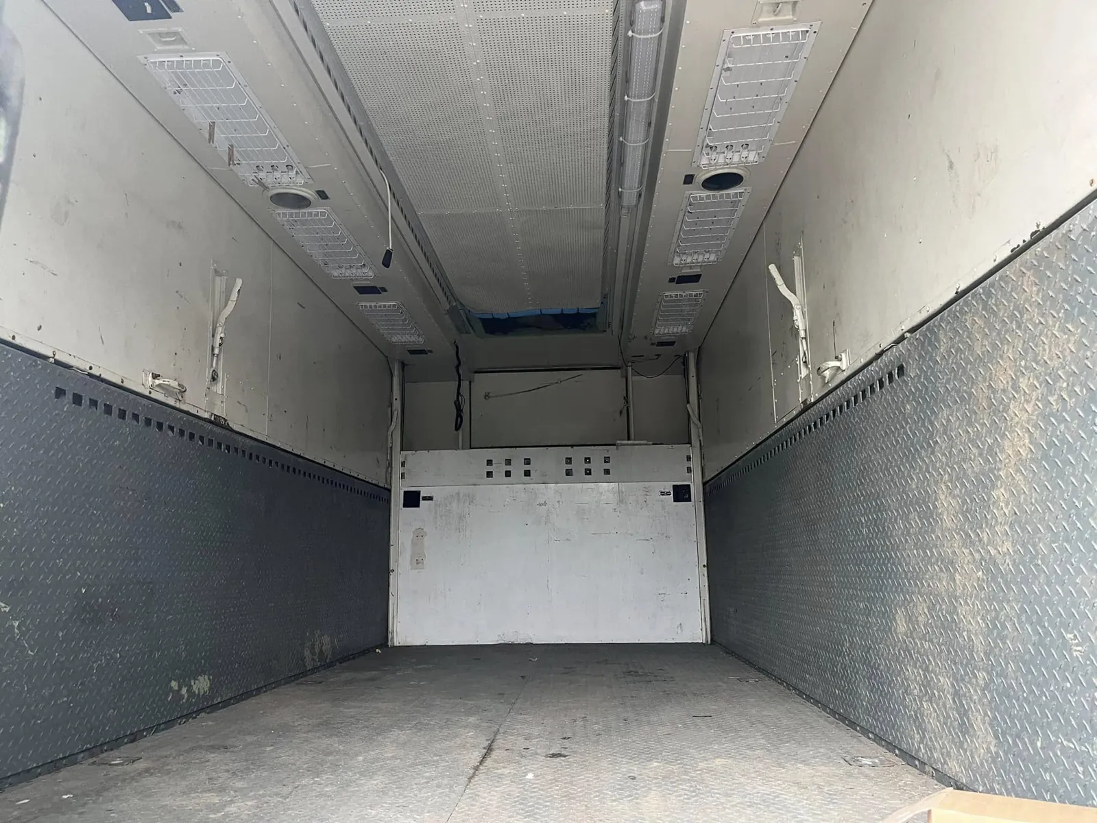 Intérieur vide de la caisse du M934, parois claires et tôle larmée