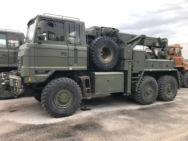 Dépanneuse Foden 6x6 kaki vue de profil, roue de secours derrière la cabine