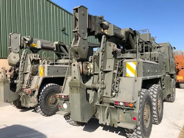 Les deux dépanneuses Foden 6x6 vues de l’arrière, flèches de grue repliées