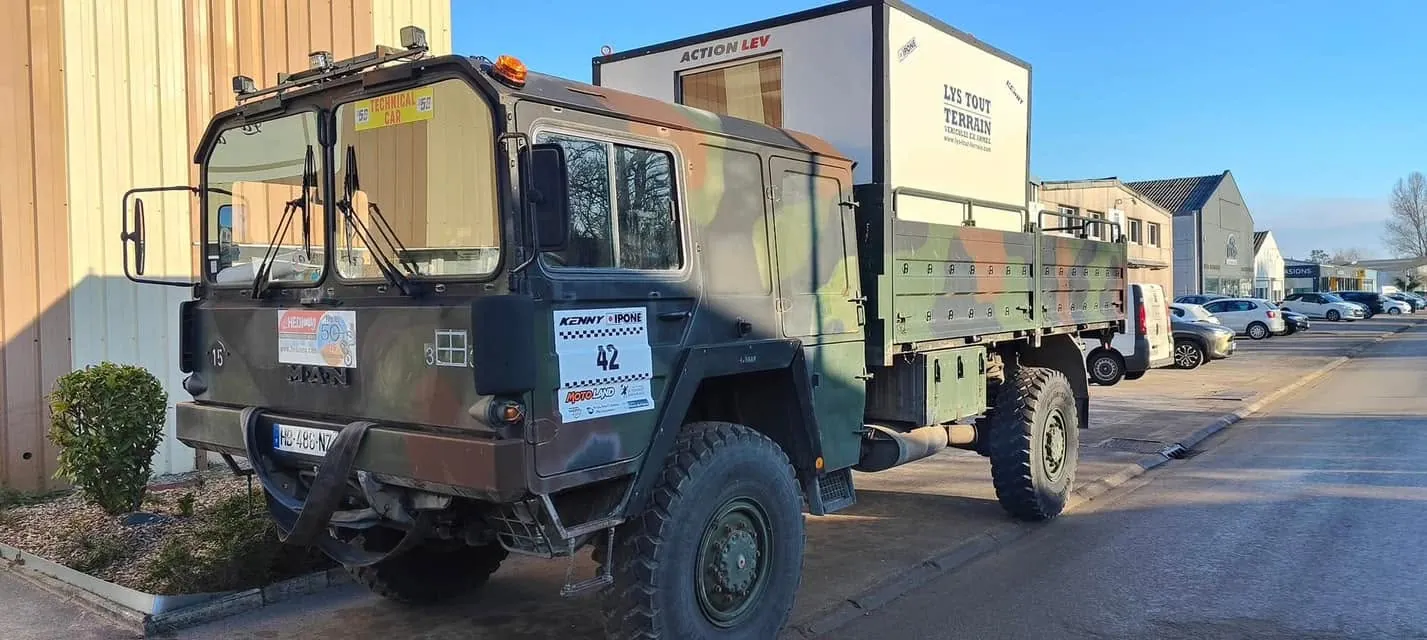 MAN KAT camouflé numéro 42 avec cellule Action LEV et Lys Tout Terrain, garé en ville