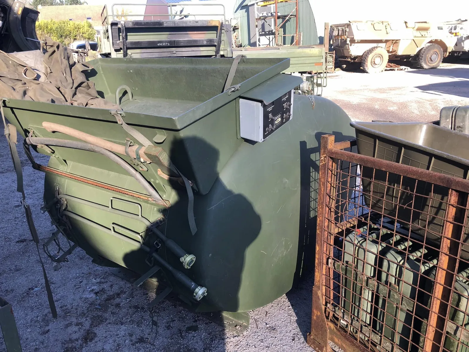 Cuve verte ex armée avec boîtier de commande, posée sur le parc