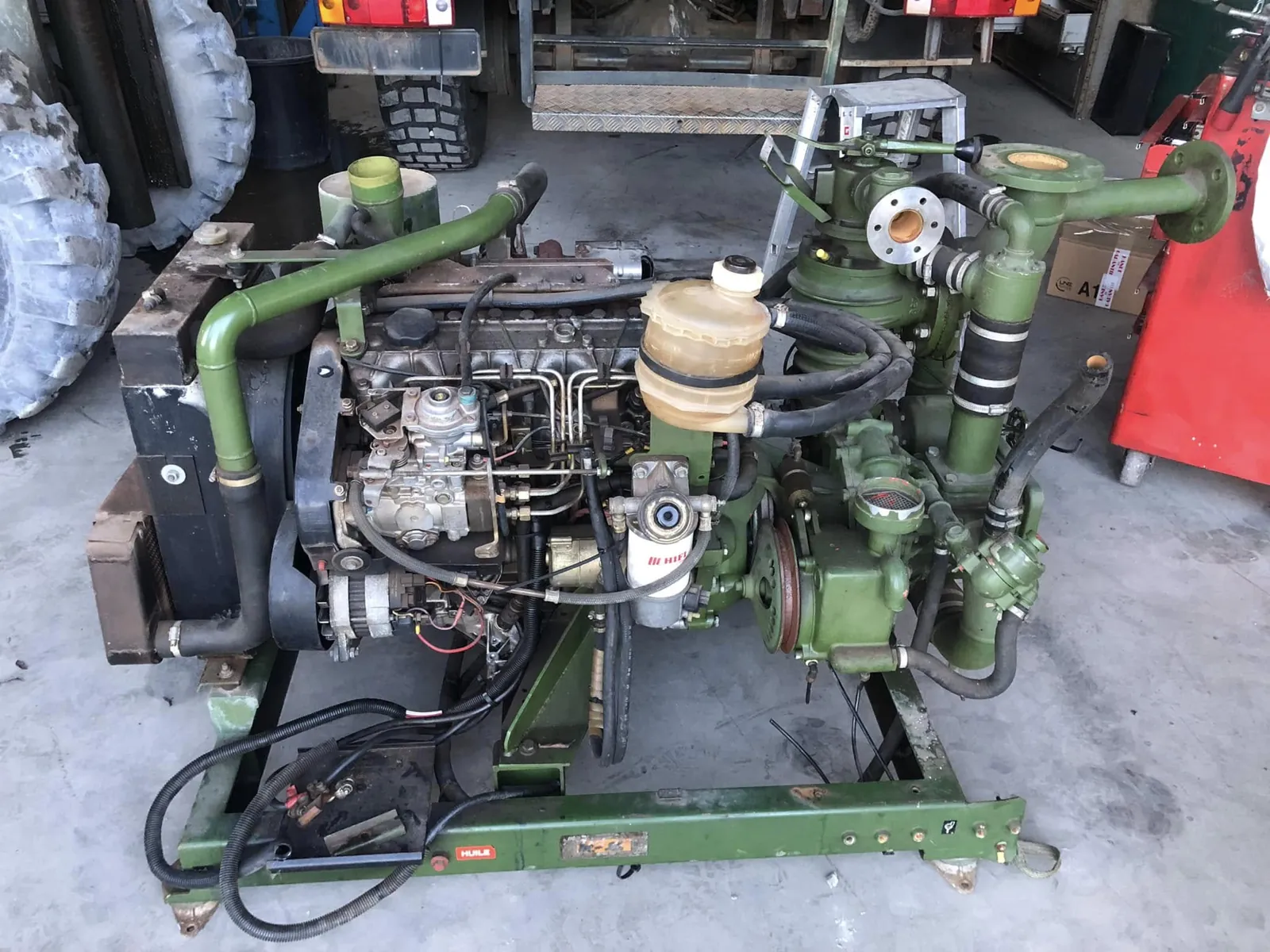 Motopompe à moteur R21 turbo sur son berceau vert, vue de profil dans l’atelier