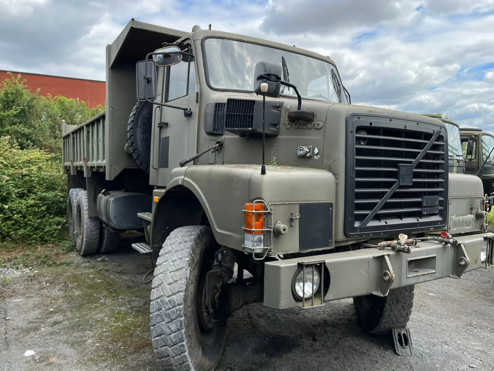Volvo N10 6x6 benne vert armée vu de trois quarts avant sur le parc