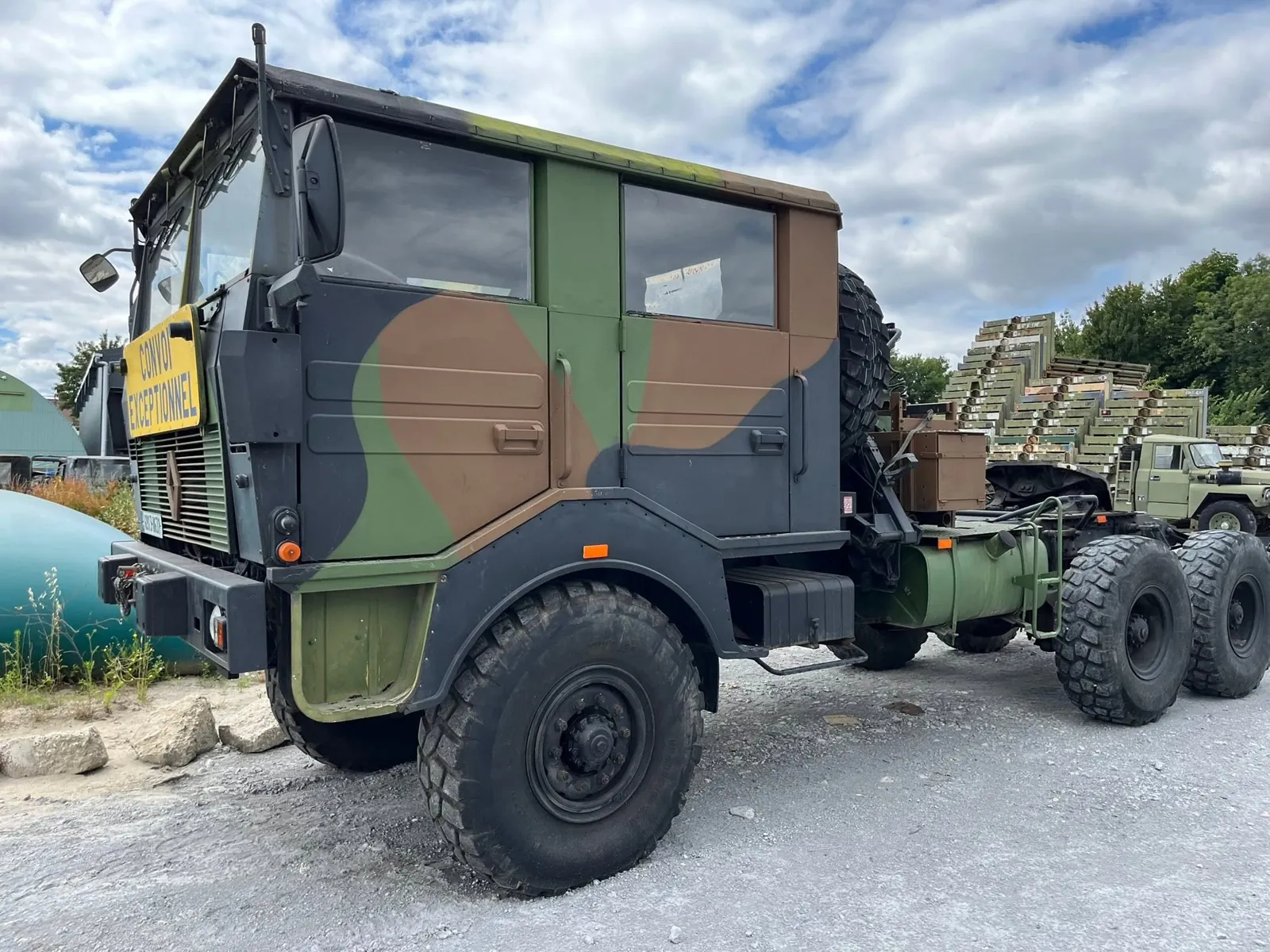 Tracteur Renault TRM 10000 6x6 en camouflage trois tons, panneau convoi exceptionnel