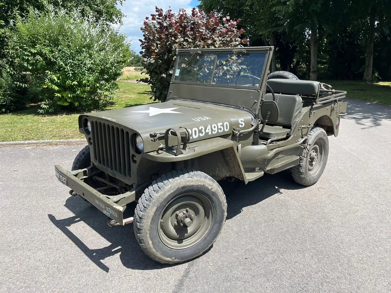 Jeep Hotchkiss M201 de collection et Ford GPW sortie de grange