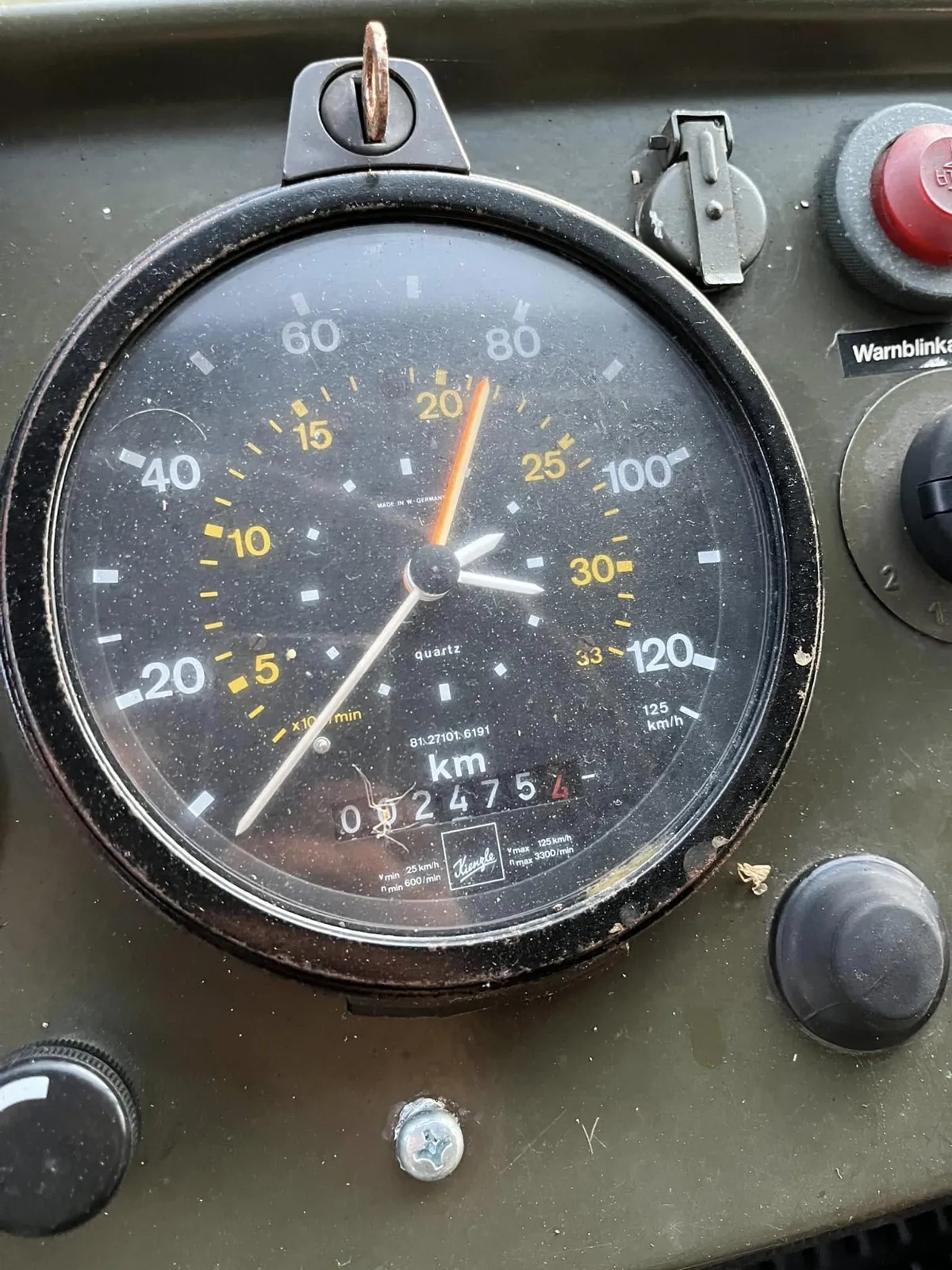 Compteur de vitesse et compte-tours du MAN KAT 1, totalisateur à 2 475 km