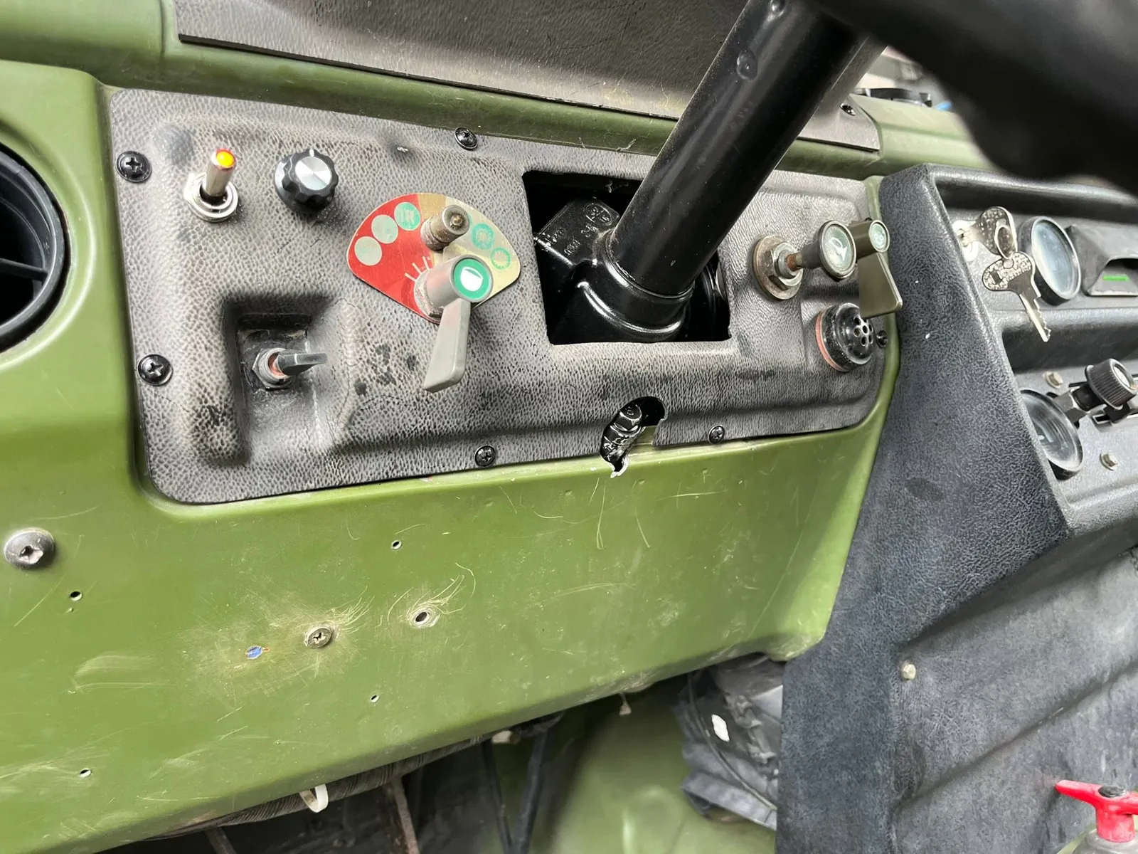 Colonne de direction assistée montée dans un Peugeot P4, vue sous la planche de bord verte