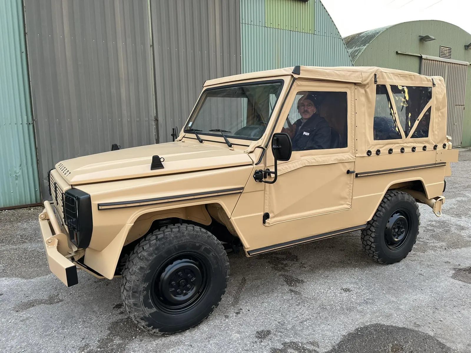 Peugeot P4 beige sable rénové, conducteur au volant, au départ de Thérouanne