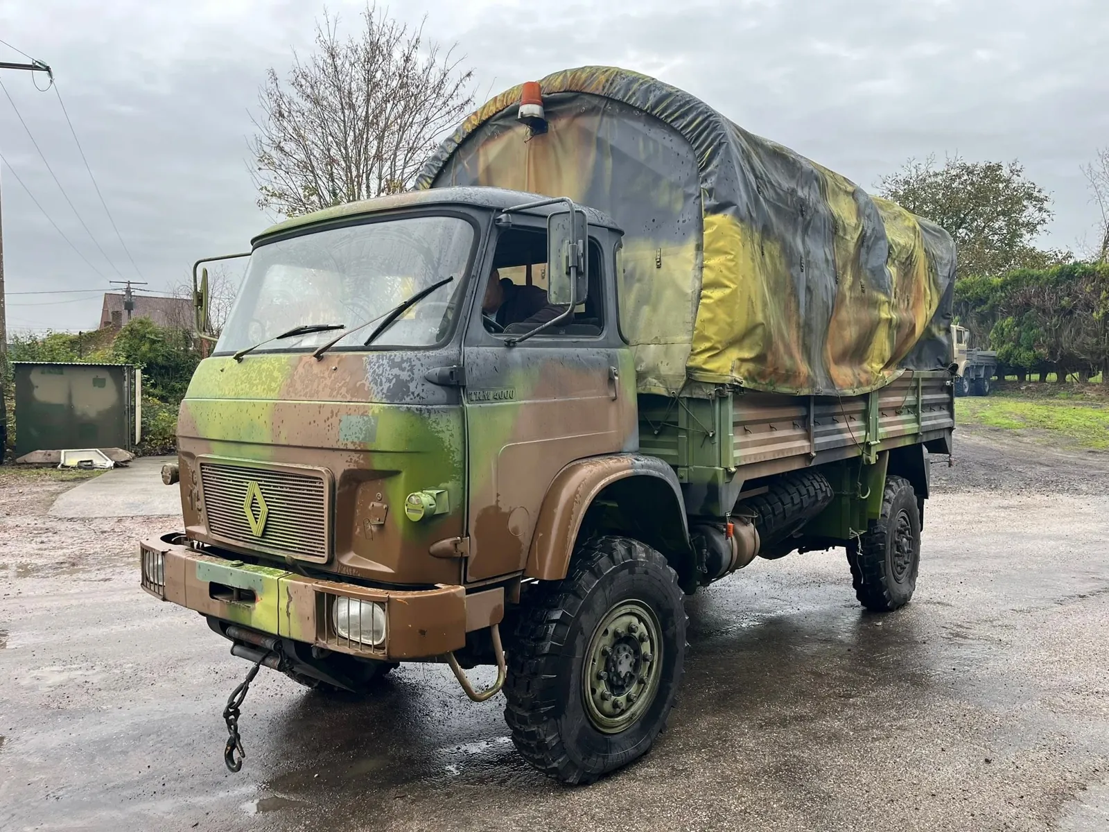 Renault TRM 4000 camouflé trois tons, bâche assortie, gyrophare orange sur la cabine