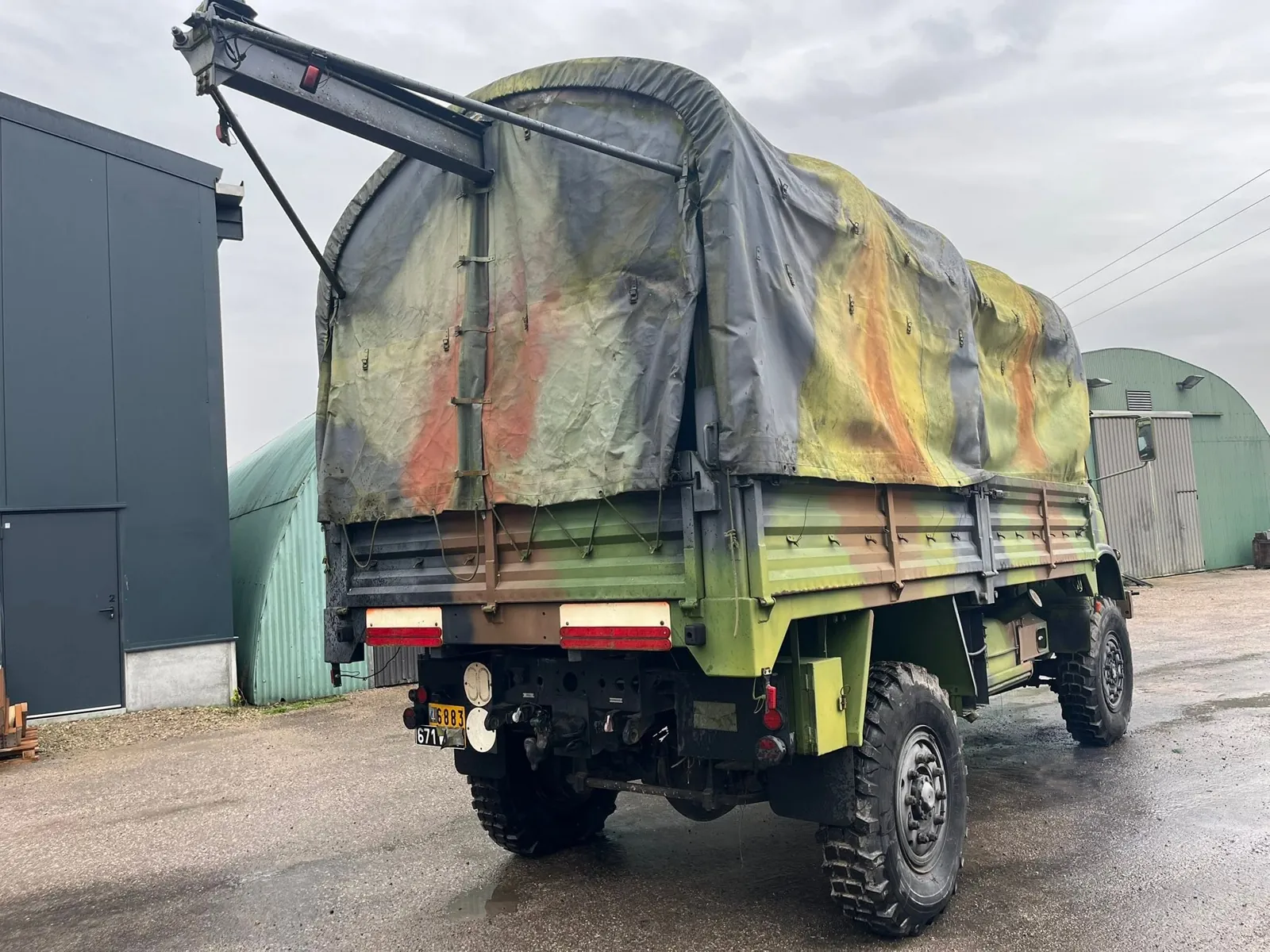 Arrière du TRM 4000 camouflé, avec un bras de levage au-dessus de la bâche