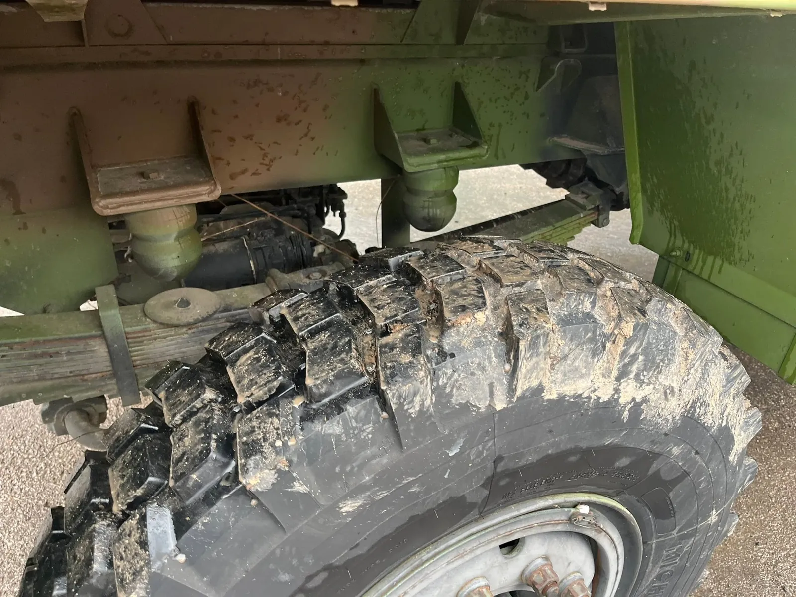 Roue du TRM 4000 : pneu à crampons, ressort à lames et butées de suspension