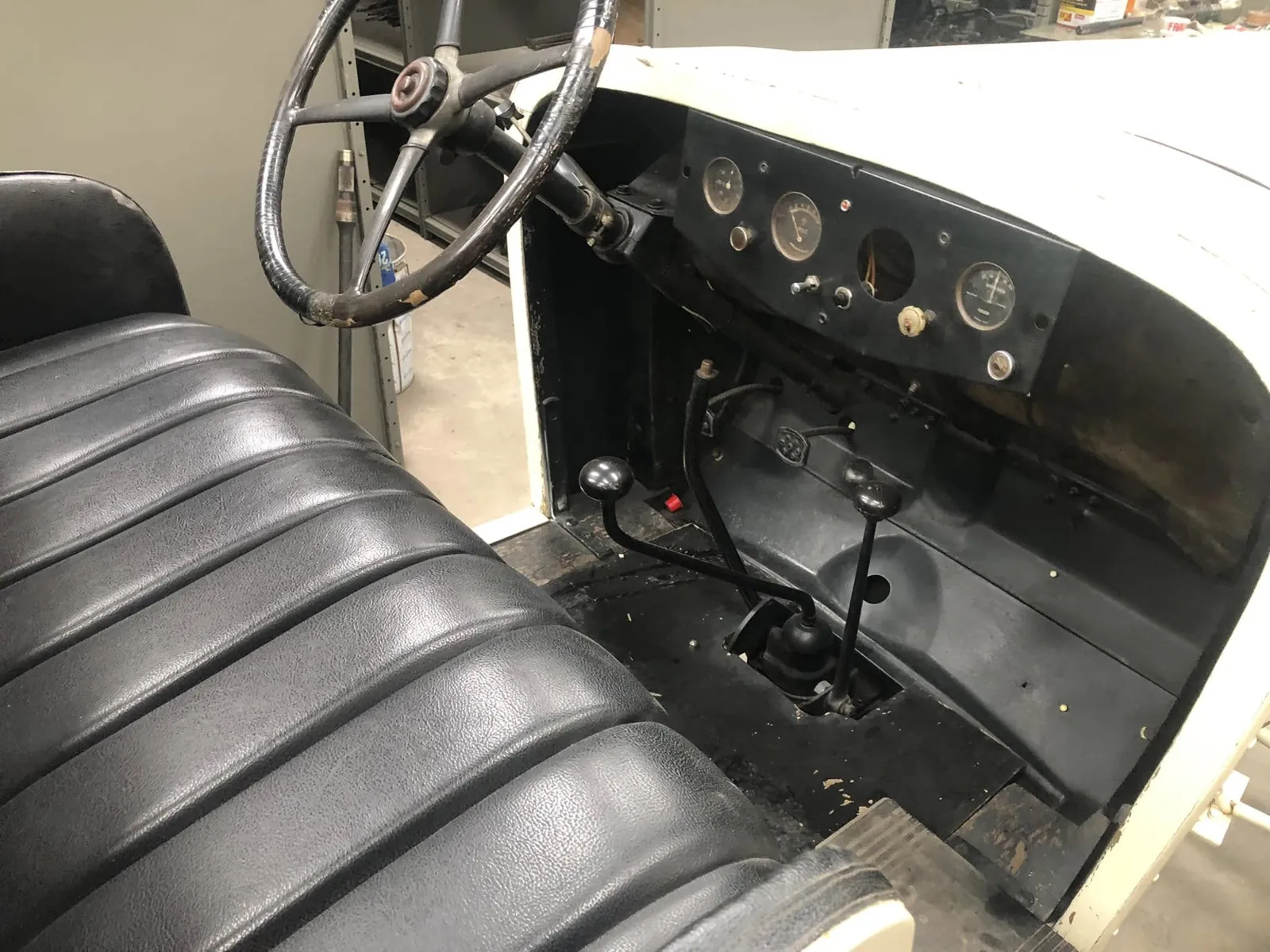 Poste de conduite de la Kégresse P17, volant à quatre branches et cadrans