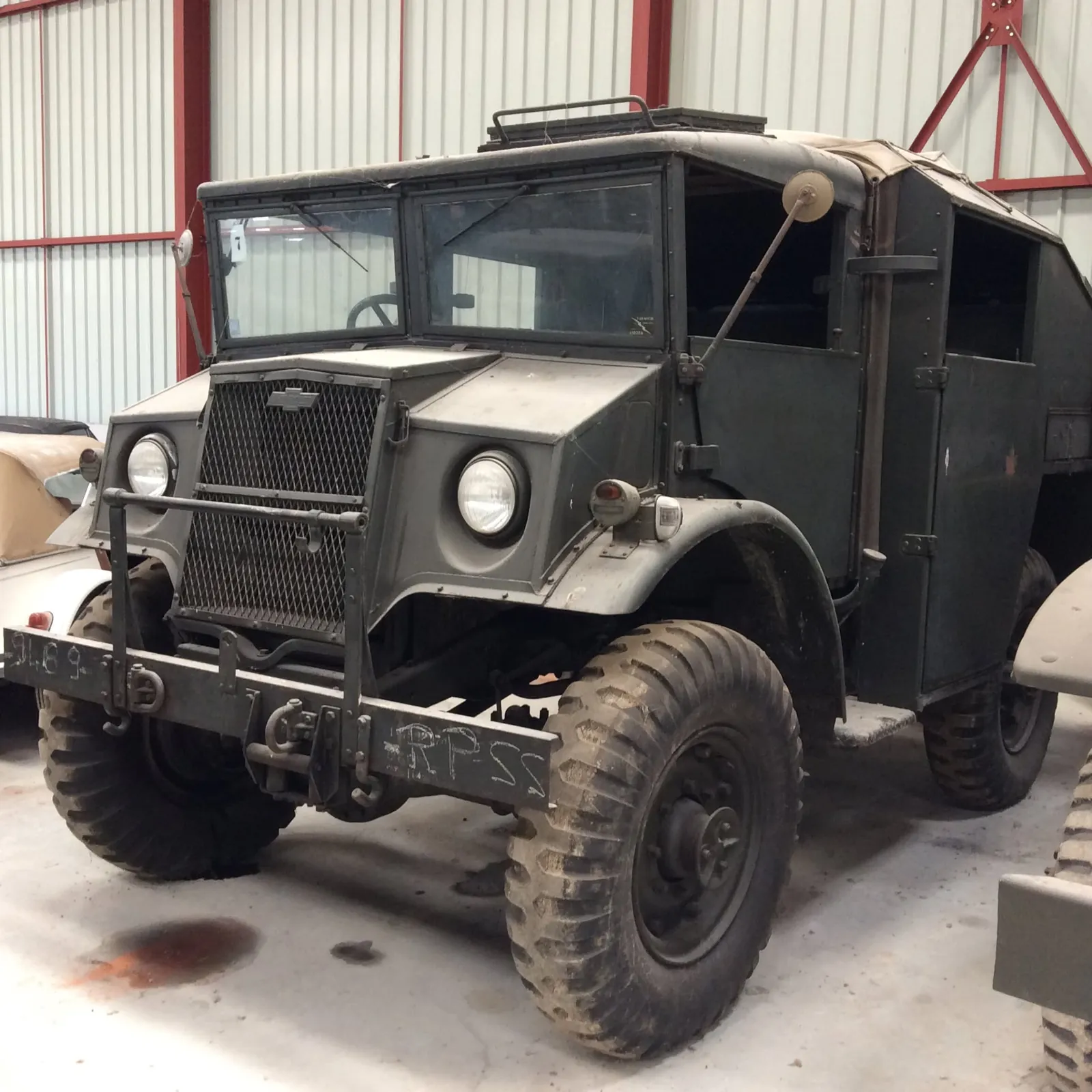 Chevrolet Canada 1944 de trois quarts avant, calandre grillagée et peinture sombre