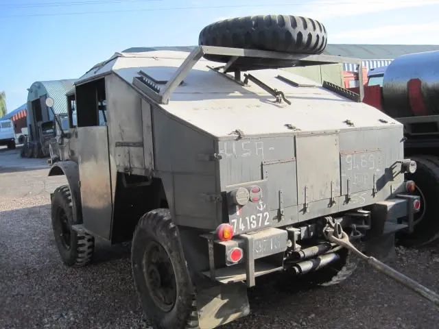 Arrière du tracteur d’artillerie Chevrolet, caisse à pans inclinés et roue de secours sur le toit