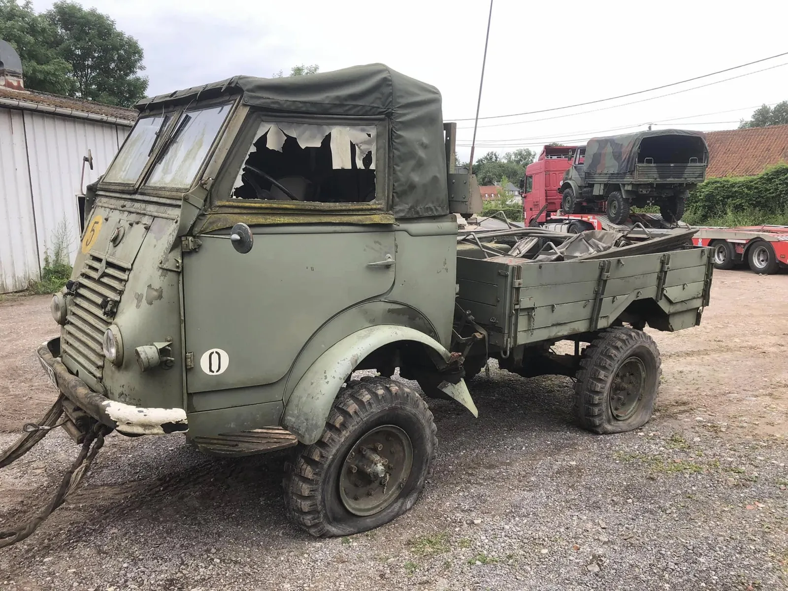 Renault R2087 kaki à restaurer, capote déchirée et pneu avant à plat