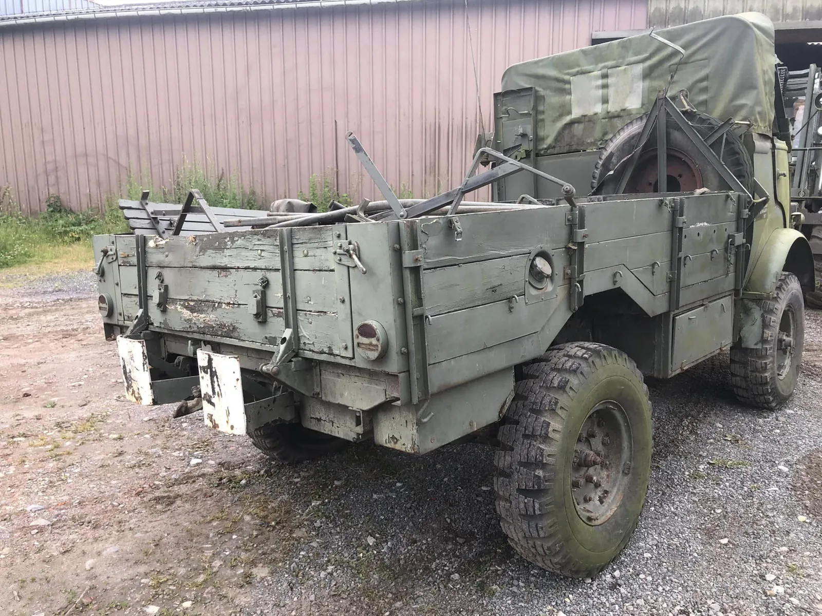 Plateau à ridelles en bois du Renault R2087, peinture écaillée, vu de l’arrière