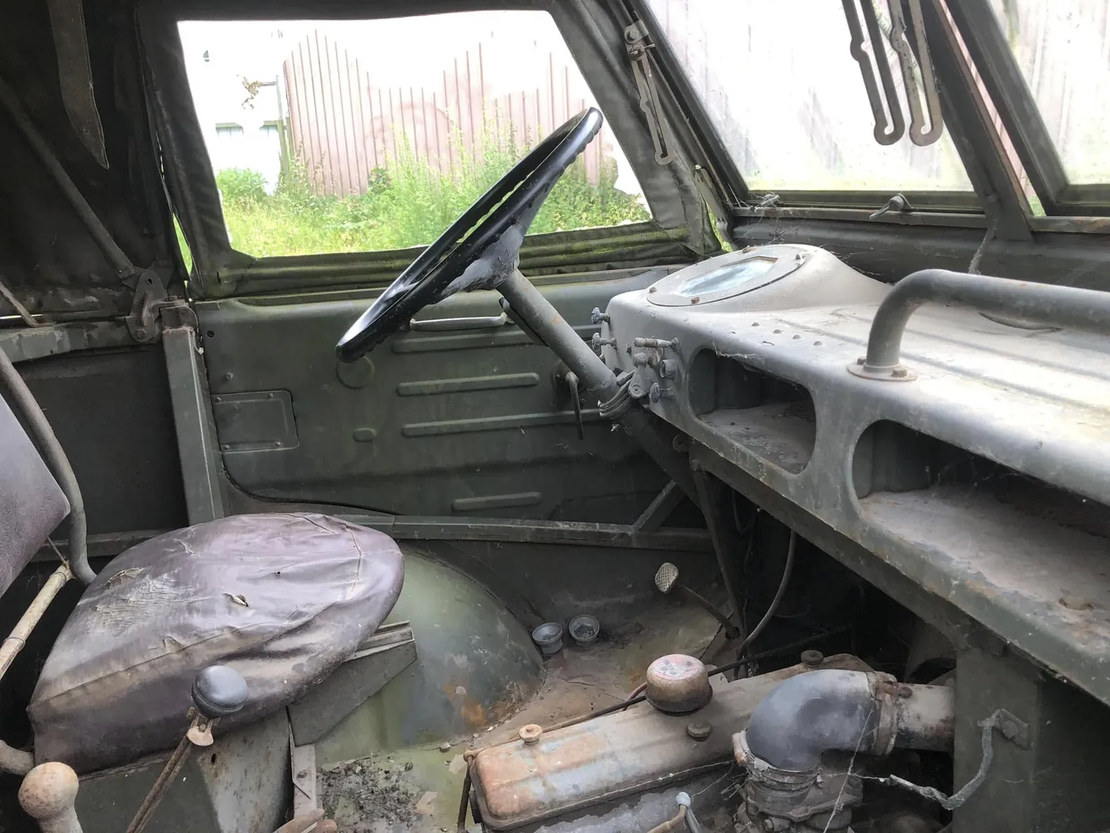 Cabine du Renault R2087, capot moteur déposé entre les deux sièges