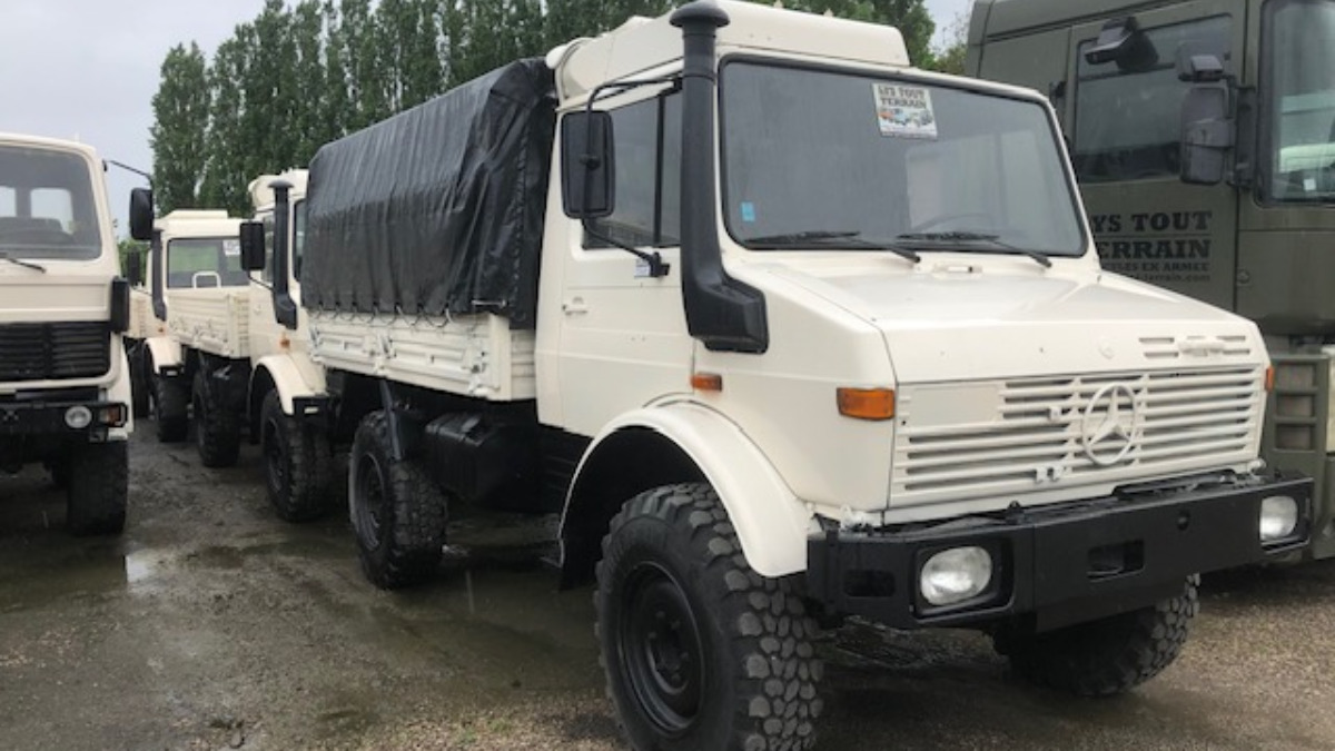 20 Mercedes Unimog pour des travaux publics au Sénégal